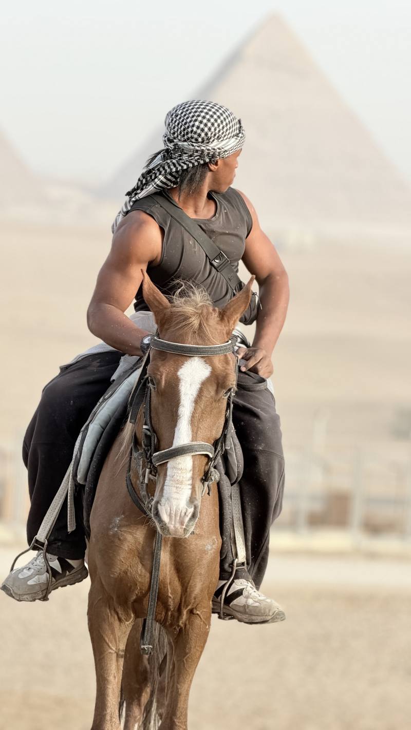 Beginner Horse Riding & Photoshoot with Pyramids View — photo 4