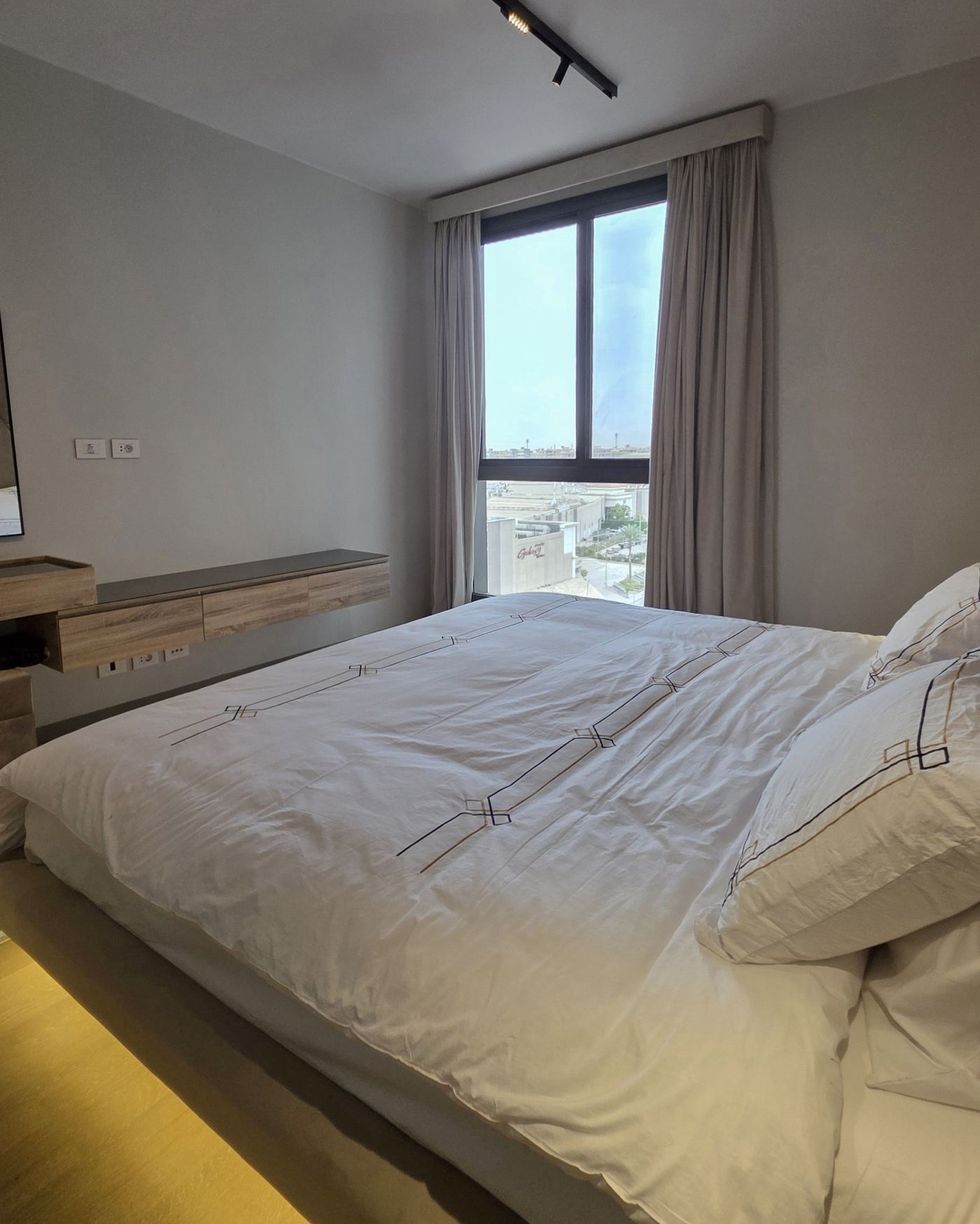 luxurious modern 2-bedroom apartment — photo 9