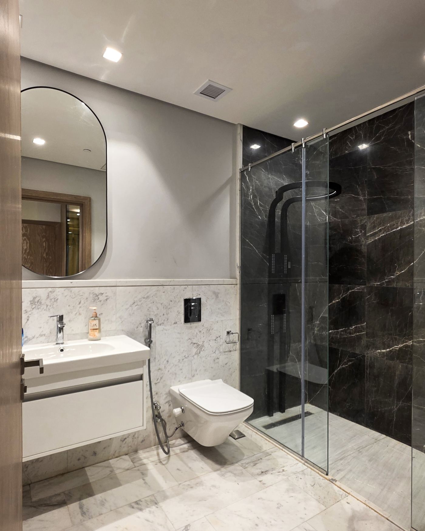 luxurious modern 2-bedroom apartment — photo 11