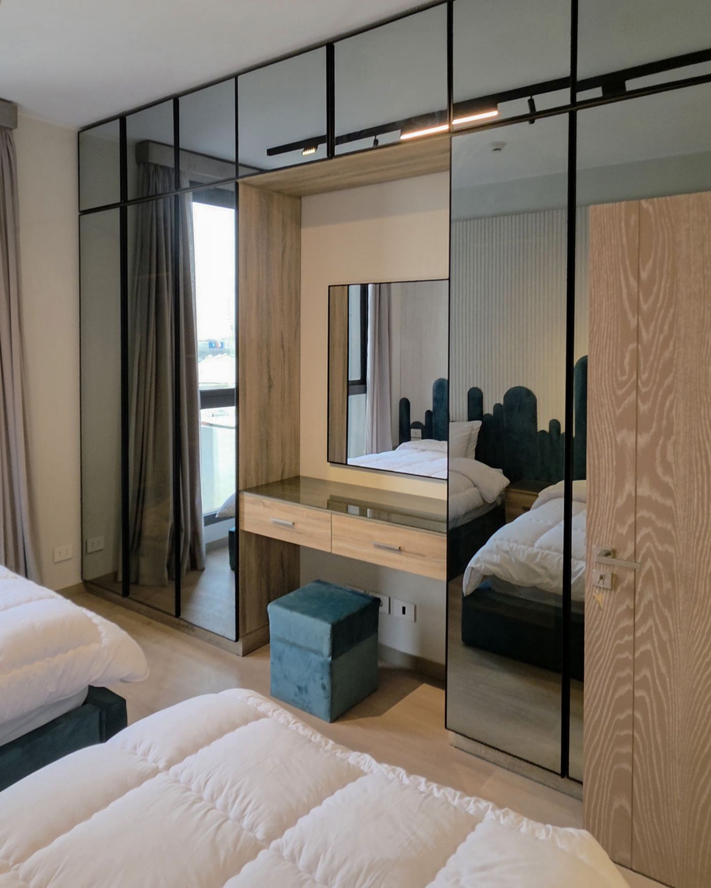 luxurious modern 2-bedroom apartment — photo 12