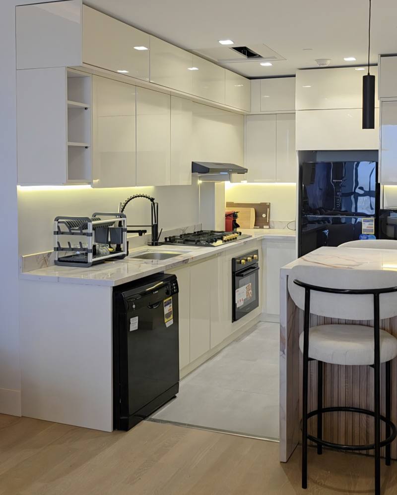 luxurious modern 2-bedroom apartment — photo 16